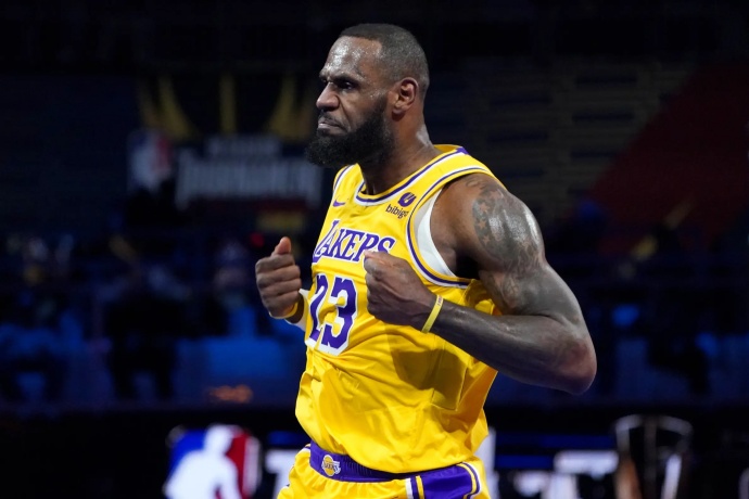 詹姆斯时隔 8 周恢复球场训练，湖人下赛季争冠添底气